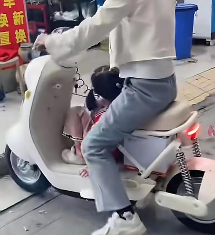 大品牌电动车设计出来的太难看了，尤其是这种出门需要带孩子的，真的造成了很多不便