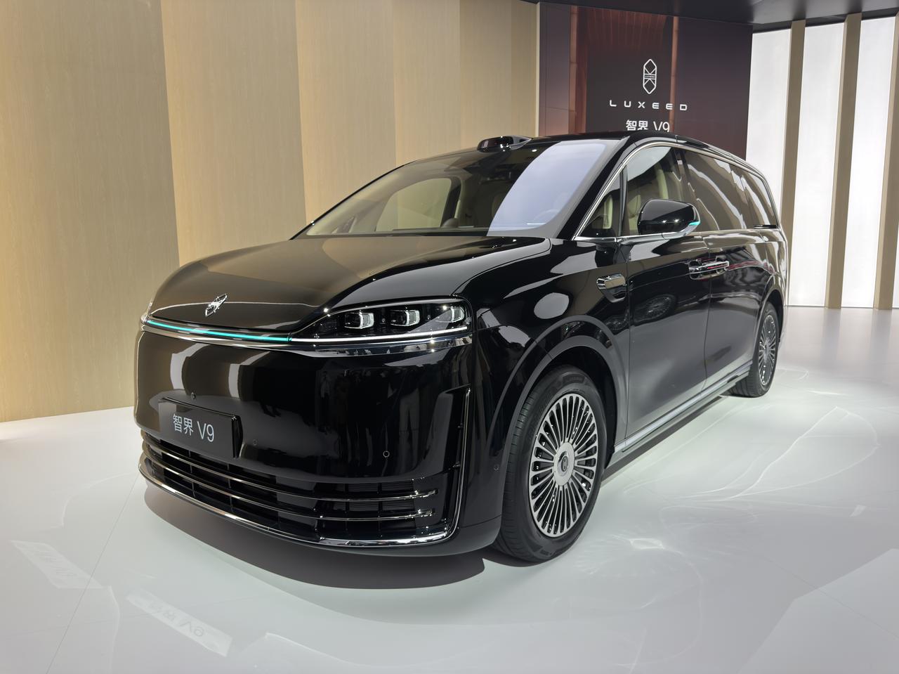 这次华为春季全场景新品发布会，智界V9也来到了现场，相当于实车首秀了。

鸿蒙智