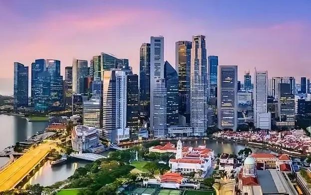 香港与新加坡：五年经济对比背后，不是胜负，而是赛道不同
 
短短五年，香港和新加