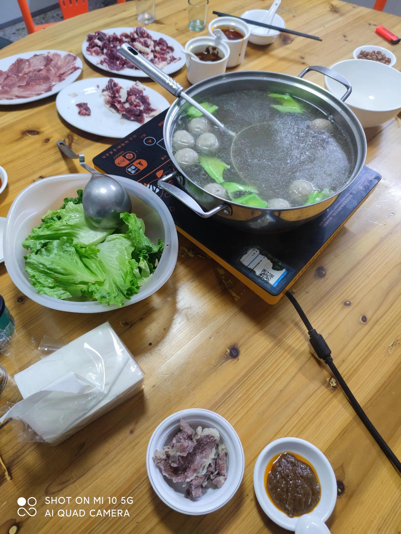 到潮汕，都说要尝试鱼生，但是我不敢，潮汕牛肉火锅它不香吗？

坐了一天的车到下午