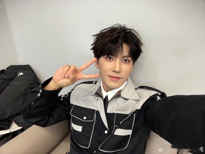 李耕耘晒和蒋敦豪赵一博后台合照  李耕耘剪刀手自拍  看李耕耘在后台合照中剪刀手