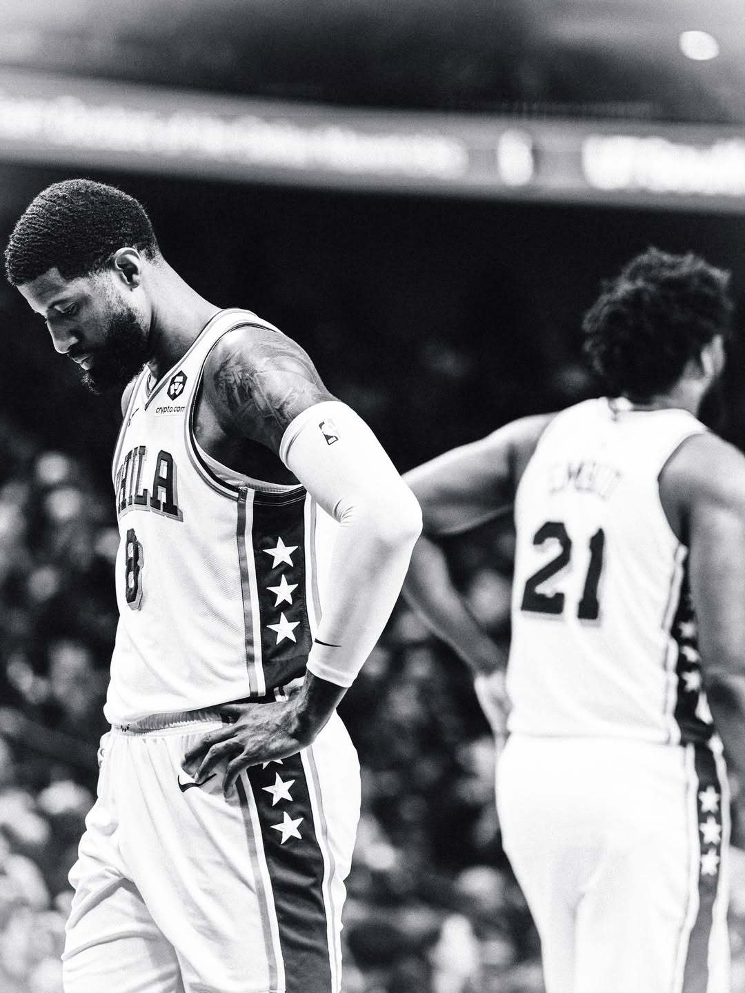 赛事图集！黑白滤镜！费城76人官方分享一组昨日对阵独行侠队比赛时拍摄的球员现场酷