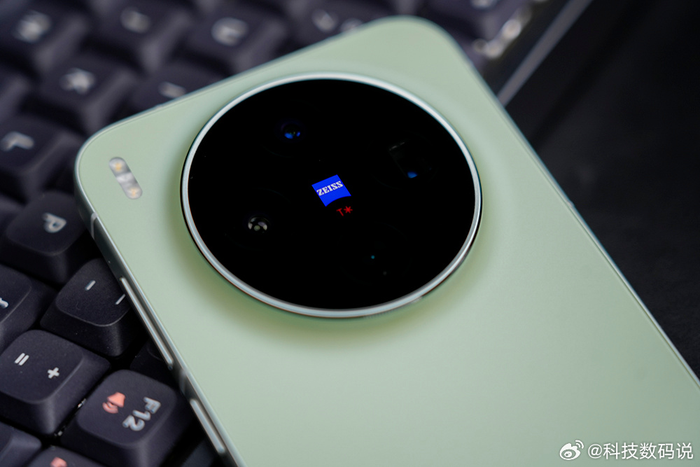 超能小V单vivo X300s胶片绿+增距镜再一背太适合小姐姐出去拍照了