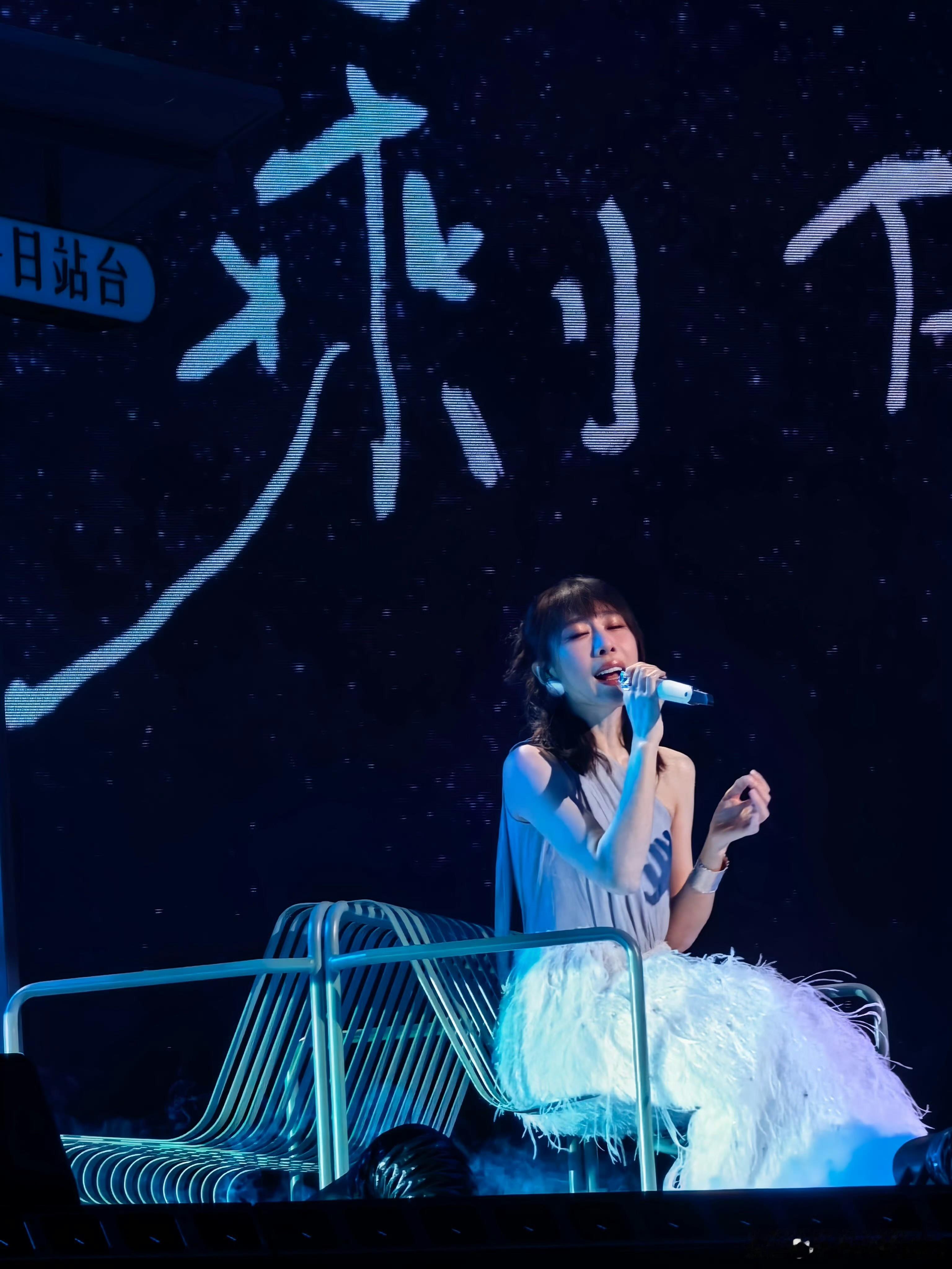 任素汐翻唱一生何求任素汐唱粤语歌太对味了任素汐唱功藏在细节里！深圳演唱会翻唱《一
