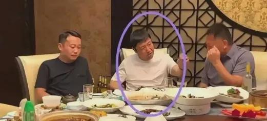 贾冰这事，疼的不是贾冰，是"兄弟"这俩字。

8月3号成都那间包厢，门一关，贾冰