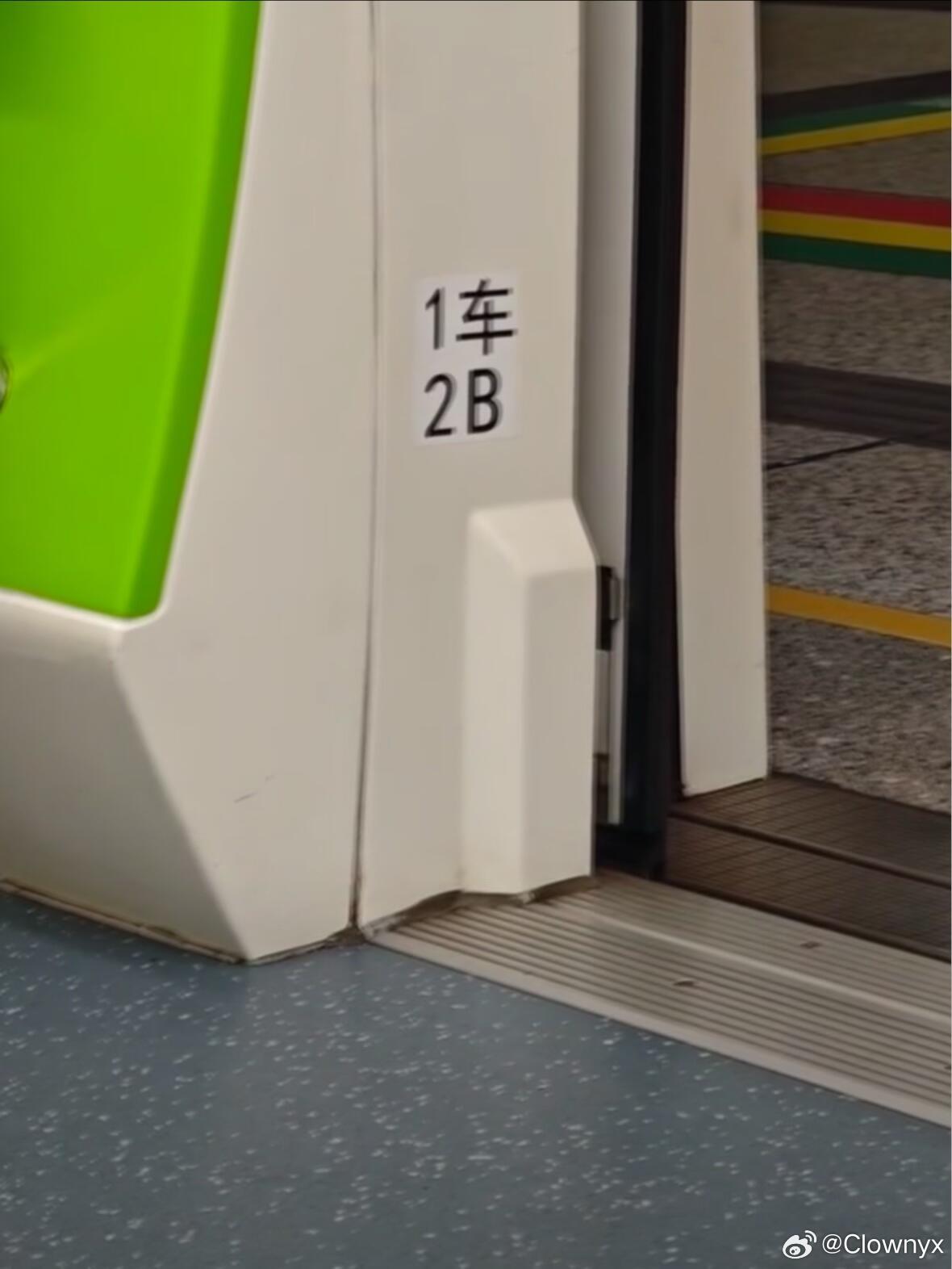 闫闯撞车这真的是我玩微博十几年第一次见到唯一一个赛道上出了车祸上热搜数码圈，车圈