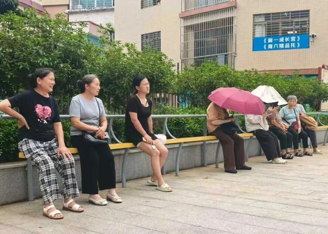 德言丨一根杆“坐”实大民生，顺德各镇街“接娃专座”上新！今秋开学季，顺德不少校园
