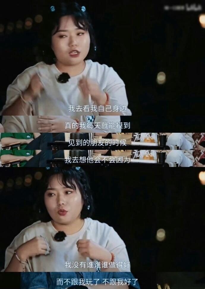 自己看以前视频那种脚趾扣地的感觉，实在太真实了！虽然大家都觉得那是高情商名场面。
