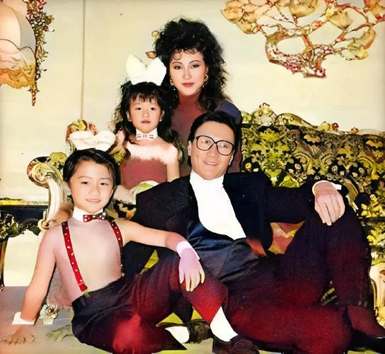 谢贤和前妻狄波拉育有一双儿女，长子谢霆锋是家喻户晓的影视歌三栖艺人，在演艺和商业