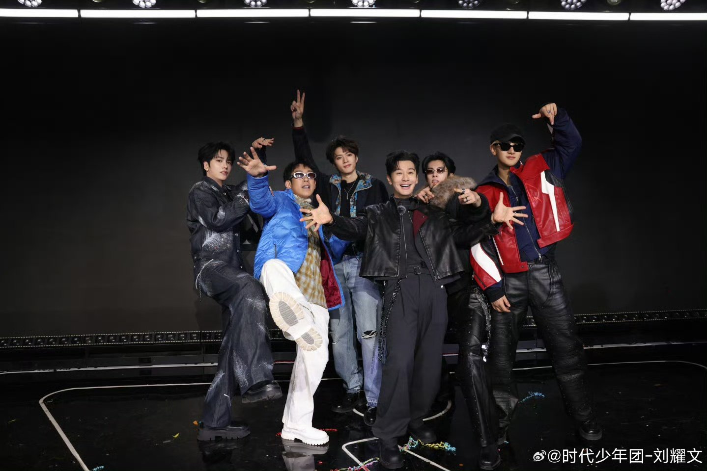 刘耀文宇宙闪烁请注意回忆录刘耀文发文怀念宇闪团兄弟们 谁还没为刘耀文的收官小作文