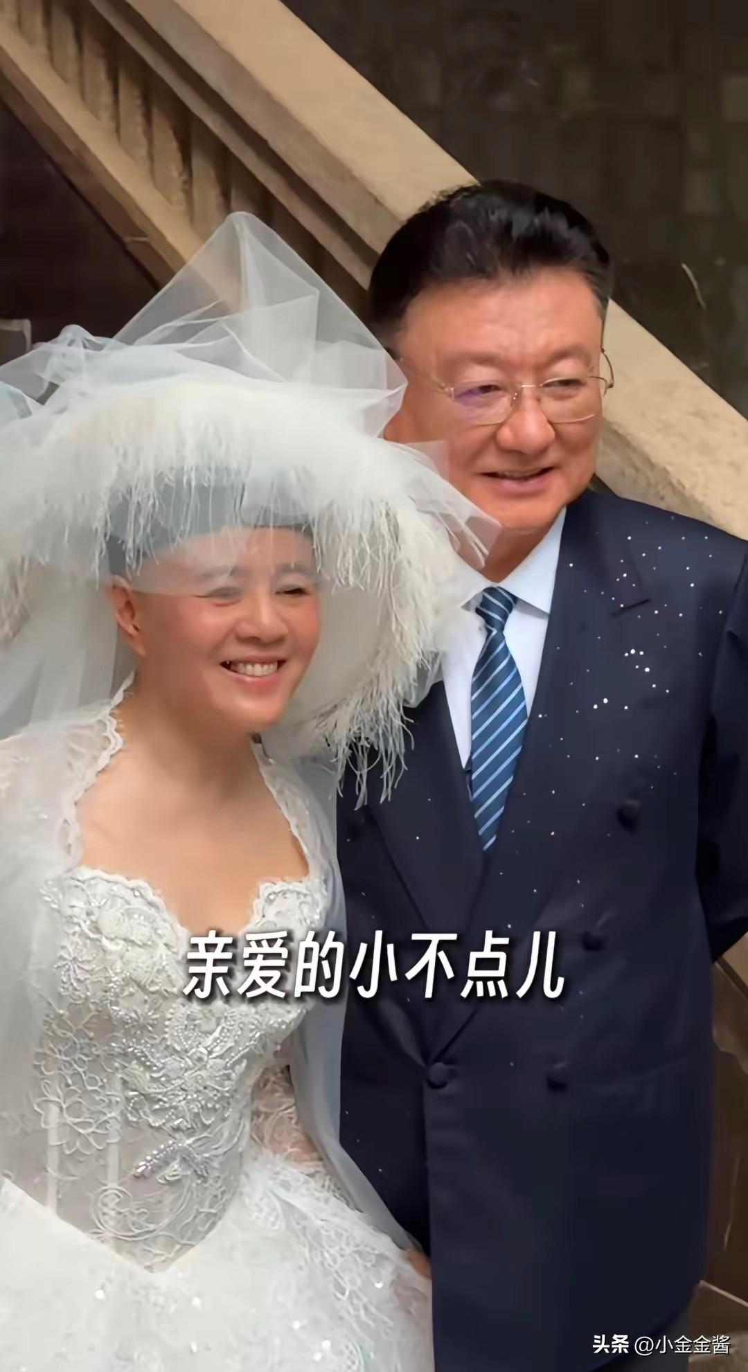 金龟子，引发热议。

8月25日，60岁的金龟子，冲上热搜，她和丈夫王宁结婚38