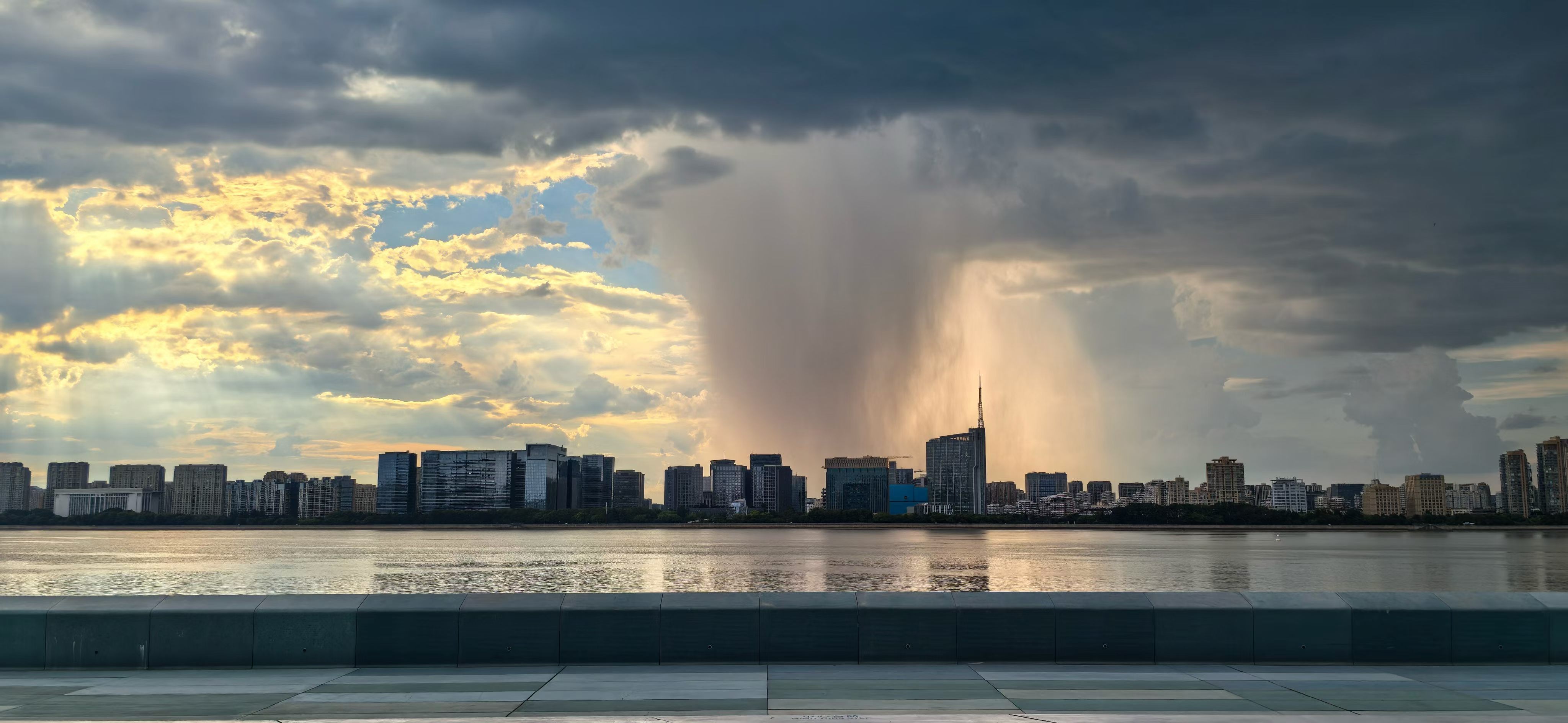 局部地区有雨🌧️ 