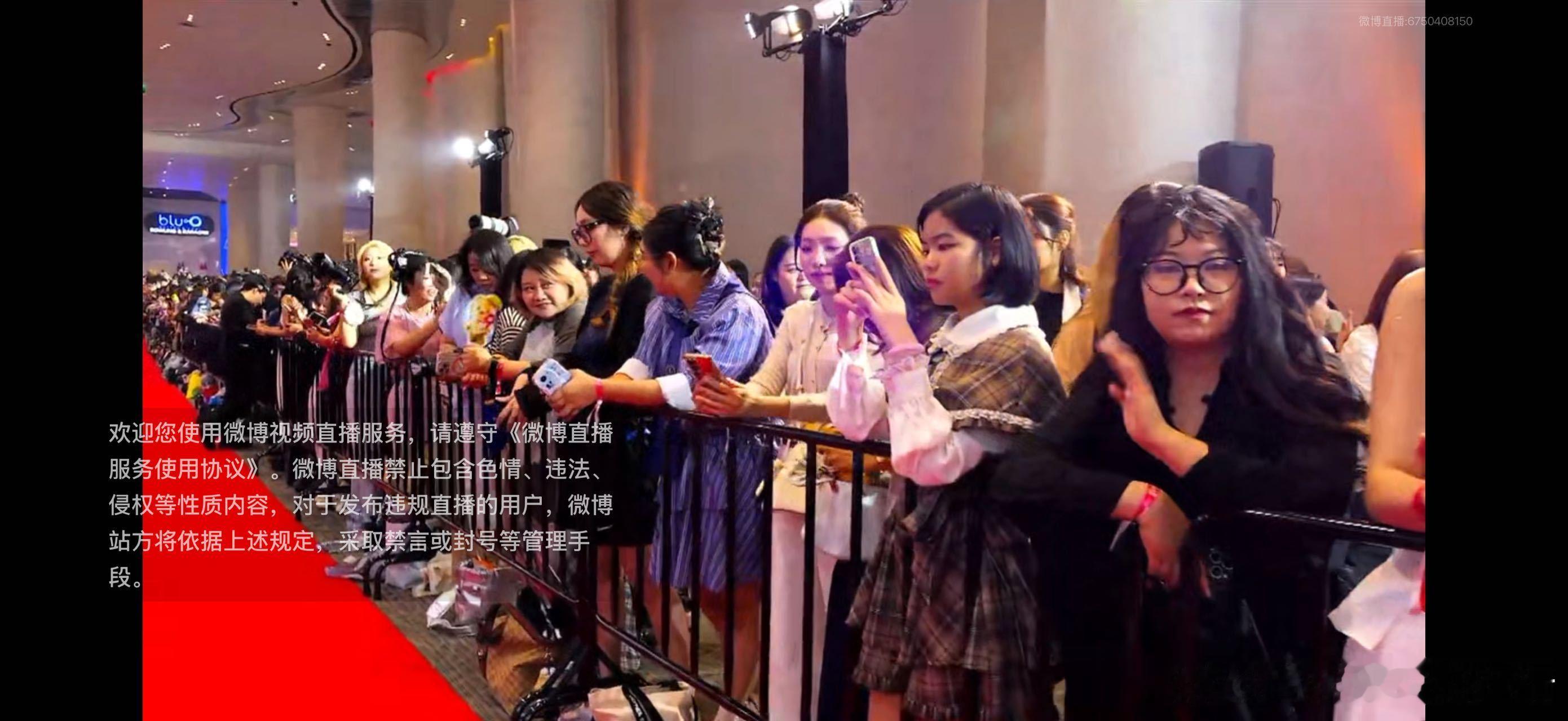 微博文化交流之夜泰国站好多人啊 候场区已经热闹起来了，红毯上都是熟悉的面孔，盛典
