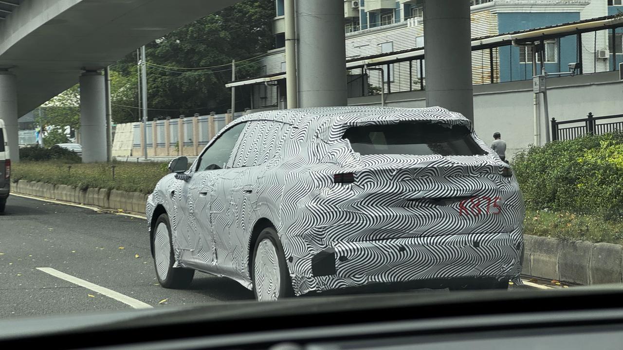 路上（广汕路）遇到一辆贴满伪装的车，看轮廓还有后视镜应该是小鹏家的，而且尺寸看应