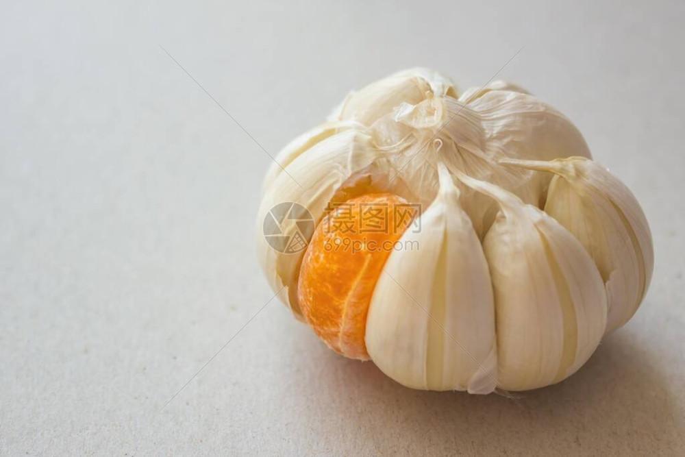 对于有人质疑王树国25年前的论文有抄袭之嫌，我觉得时势不同了，不能用旧尺子丈量新