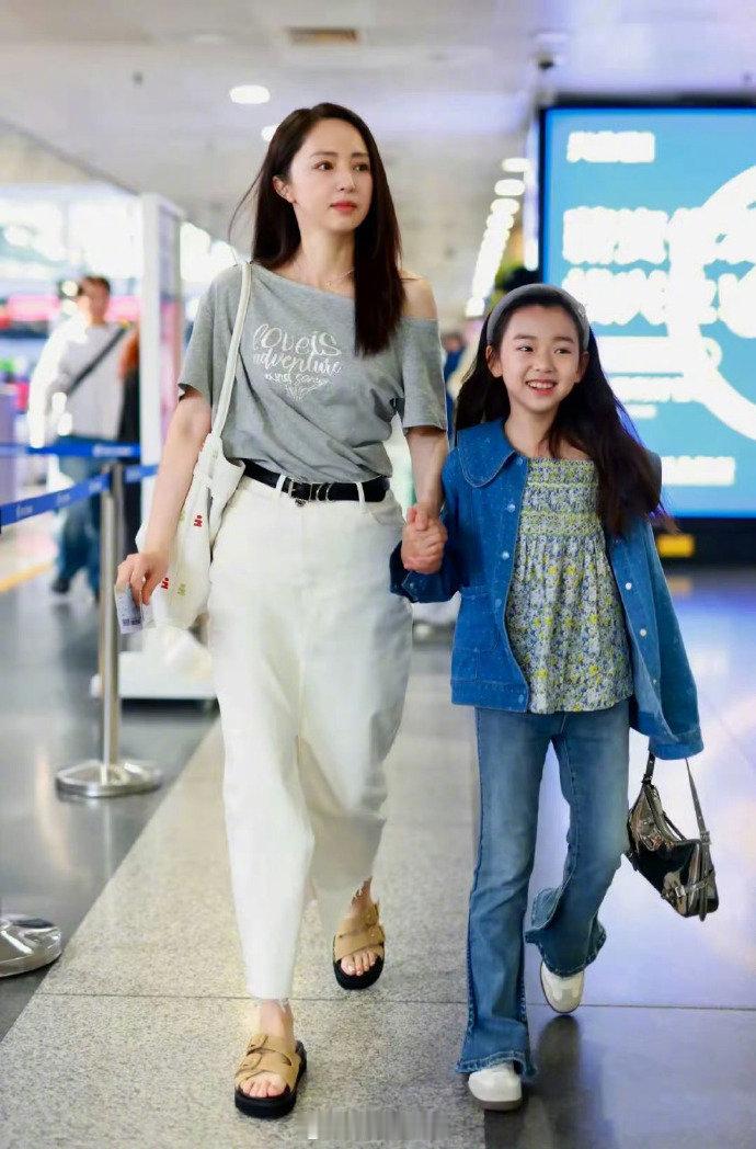 董璇女儿小酒窝星味 董璇女儿小酒窝真是多才多艺！舞台演出有模有样，走秀时气场全开