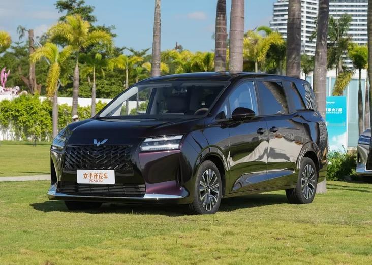 上汽通用五菱星光730首搭的灵犀动力3.0插电式混动系统，刚拿下双料大奖。同时，