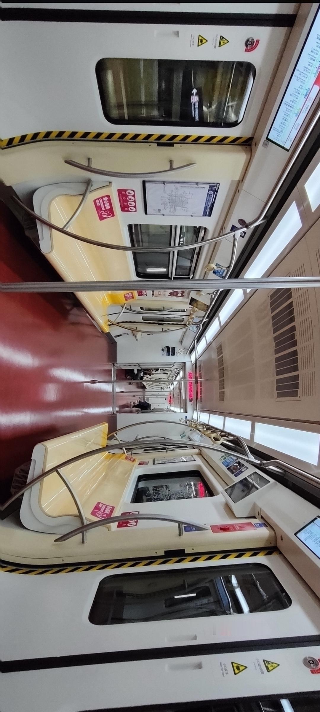 🚇 穿梭在城市的脉搏中，感受每一次停靠的节奏。