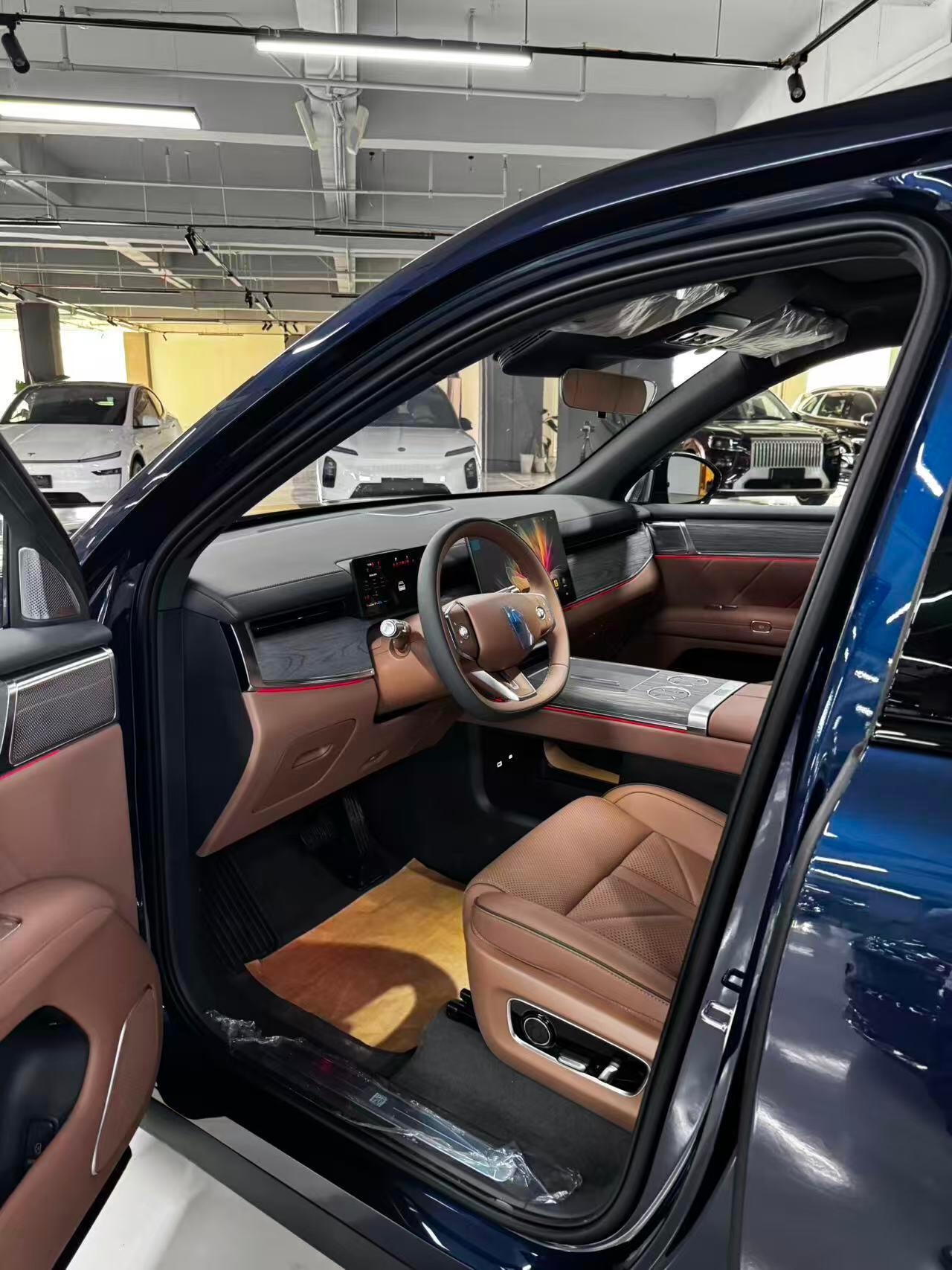 5235毫米全尺寸六座SUV，全系标配华为乾崑智驾和鸿蒙座舱5，满油满电综合续航