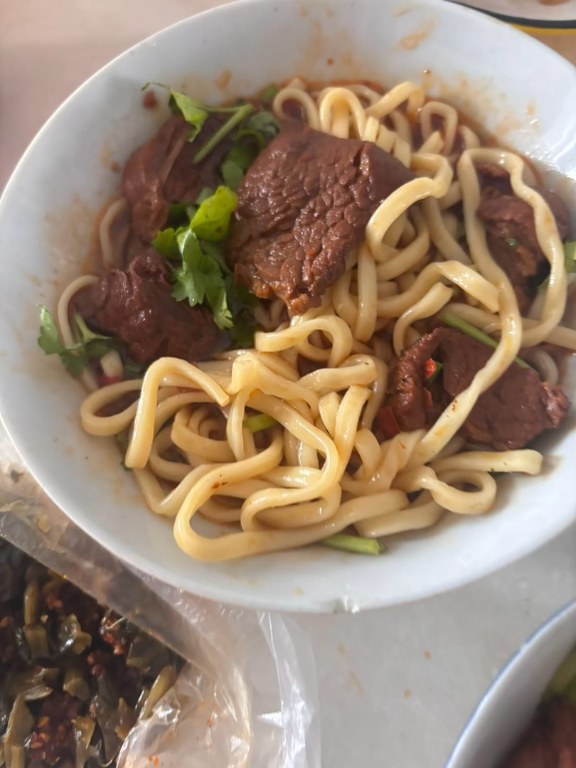买了12块钱的牛肉面带回家烧分成了三碗（还有一些面没有下，六块钱的牛肉粉丝汤更是