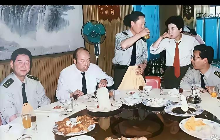 这张照片是上世纪90年代的时候，部队文工团聚餐的罕见场景，照片中打着红领带的女子