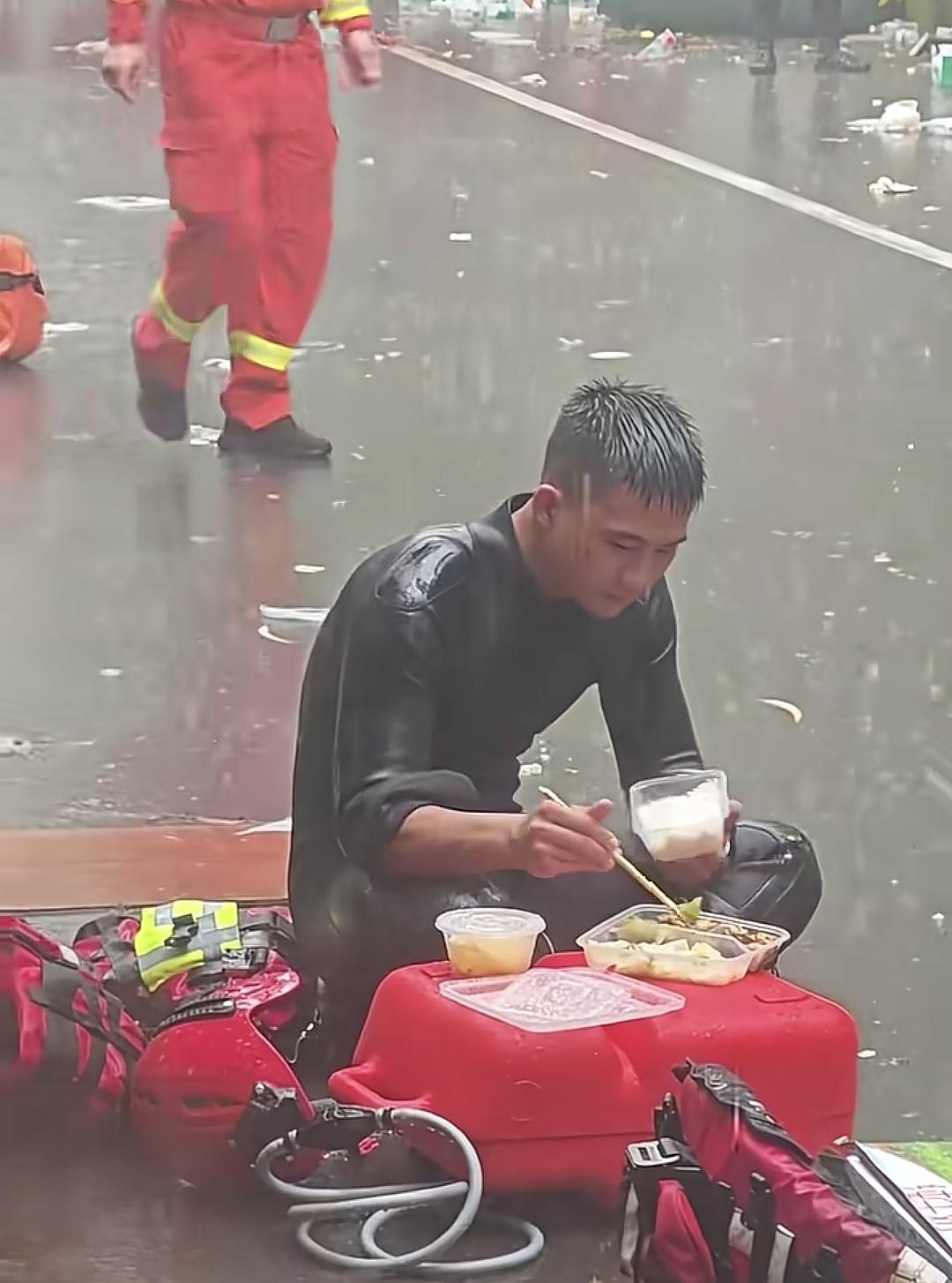 广西抗洪那个淋着雨吃饭的消防员火了。
评论区一堆姑娘喊话想嫁给他，甚至还有人调侃