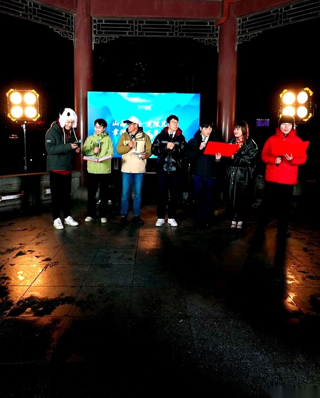 在武汉跨年，唱山东的《相亲相爱》。
说真的，我有点恍惚。
这歌名，配上他们最近的