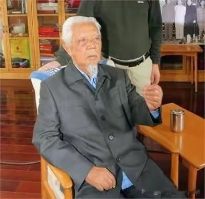 2011年，96岁已经双目失明的原中宣部部长邓力群与儿子邓英淘在家中交谈。晚年的