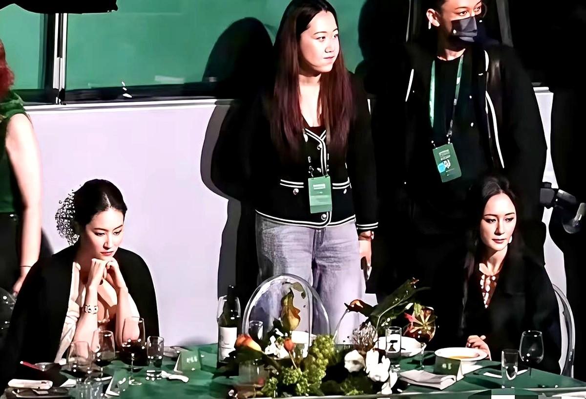 刘亦菲杨幂被抢C位？主编一个动作化解尴尬

活动合影，刘亦菲和杨幂原本各站一边，