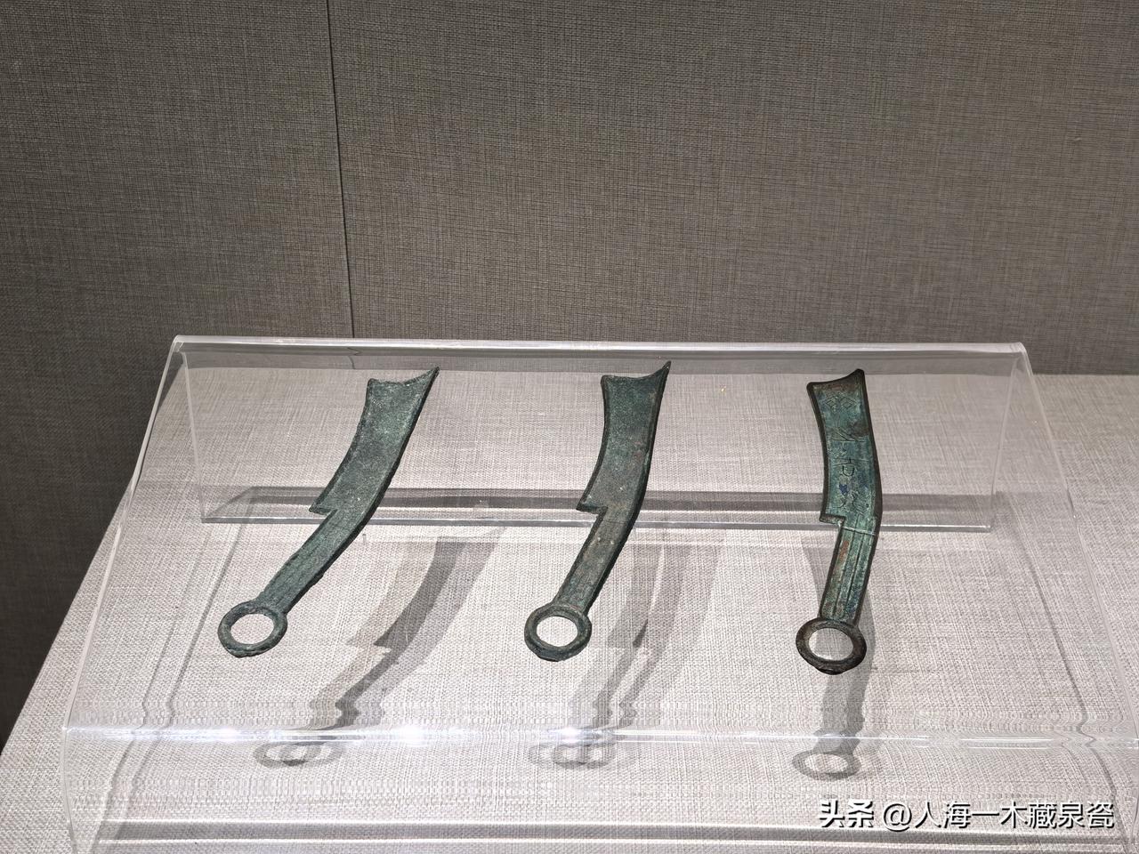  战国“齐之法货”刀币
看钱币首先要看其币的铸工，战国时期的齐刀其实是泥范铸造，