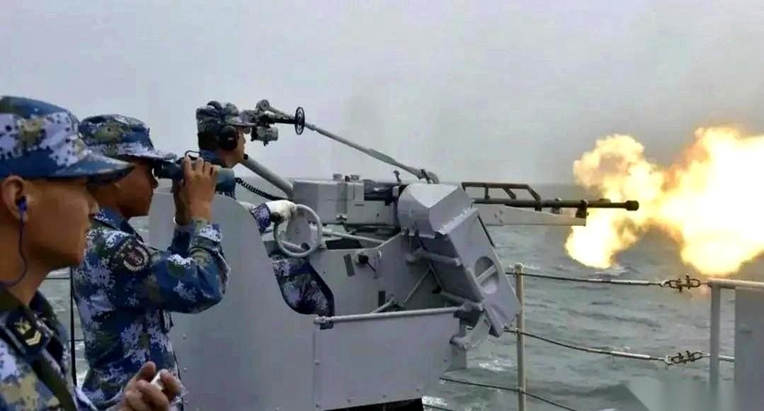 很多人盯着咱们的新军舰看，都会发现一个极不协调的细节。
一边，是炮管比胳膊还粗的