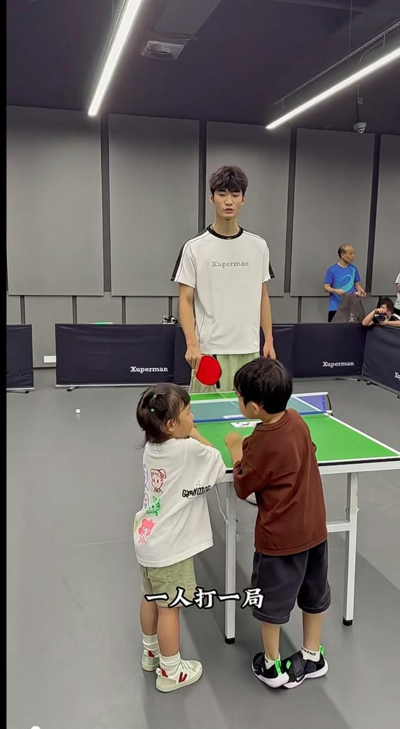 太羡慕昕哥 ，这么可爱的人类幼崽，同时拥有两个，真想给你俩配个混双 ，这么可爱的