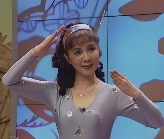 “30年春晚，从扮演机器人到玩转机器人”1996年蔡明春晚演机器人的时候，两个月