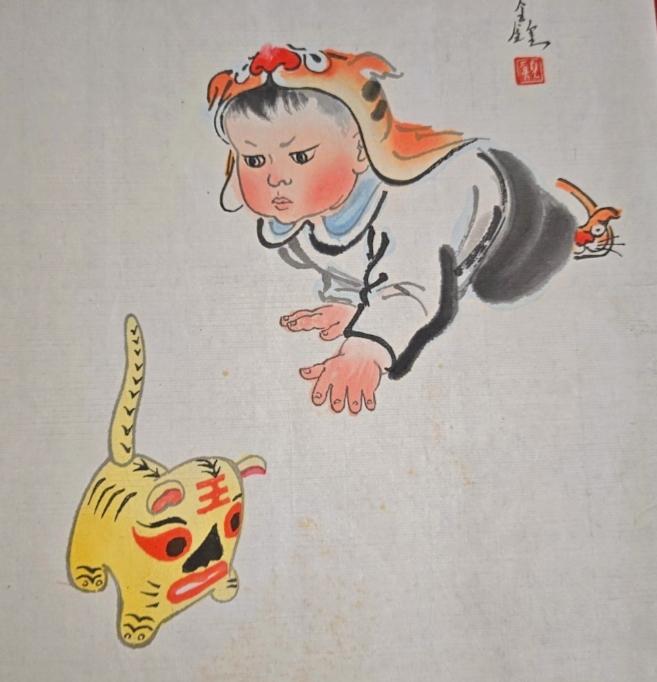 小时候我有个木质的小老虎摆件。那小老虎雕得栩栩如生，圆溜溜的眼睛炯炯有神，张着嘴