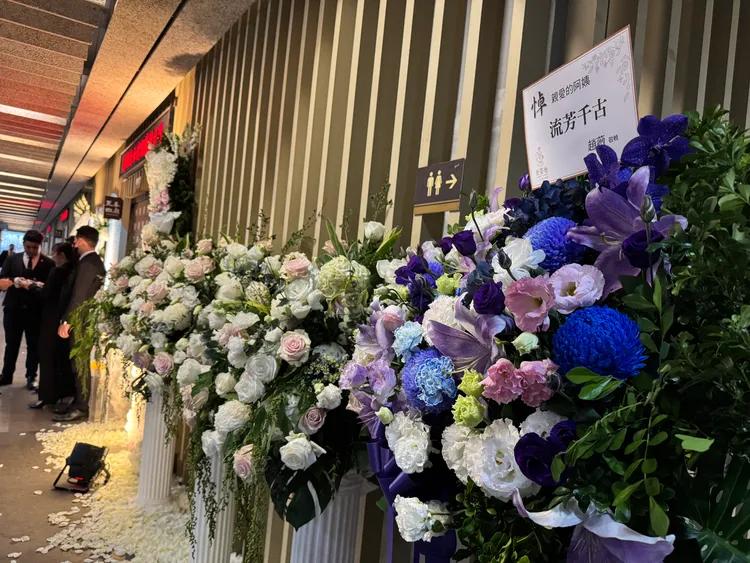 直击｜琼瑶家祭会场曝光！ 「小燕子」赵薇、陈建斌与蒋勤勤送花吊祭
「言情小说教母