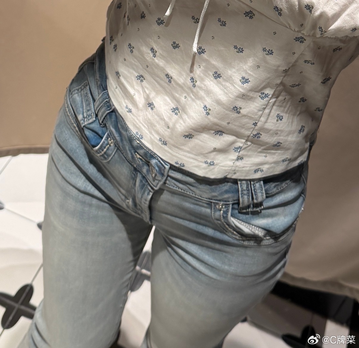 我这辈子不会穿牛仔裤 因为我特别梨形 完全是壮硕 这已经是我找到的最显瘦的角度了