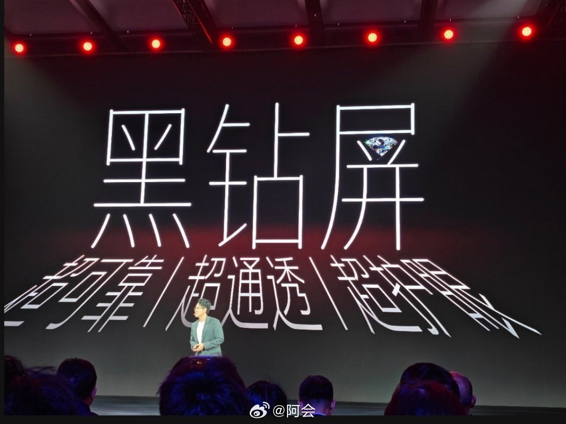 荣耀Magic V6 的屏幕非常顶内外双屏上均配备至臻黑钻屏，将跑车轴承同款的高