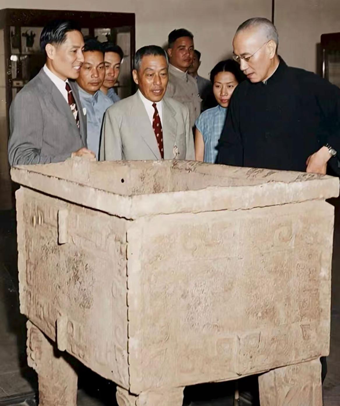 老照片：1948年，蒋介石观赏司母戊鼎。

从左到右：杭立武、蒋经国、马衡、曾昭