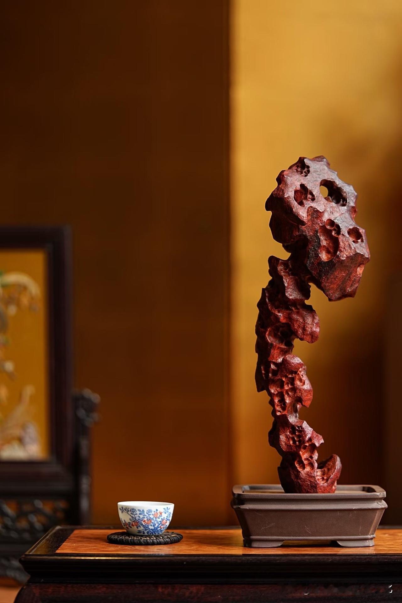 小叶紫檀｜红太湖

这件东西，有点“反常识”。

明明是木，却做出了石的骨。瘦、