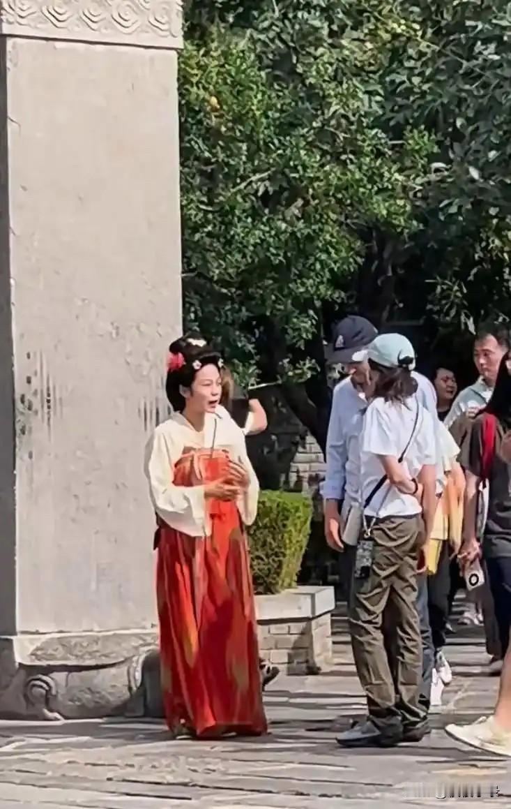 莫文蔚带德国老公游西安，甜蜜互动撒狗粮，这恩爱秀得让人羡慕！[福][福]