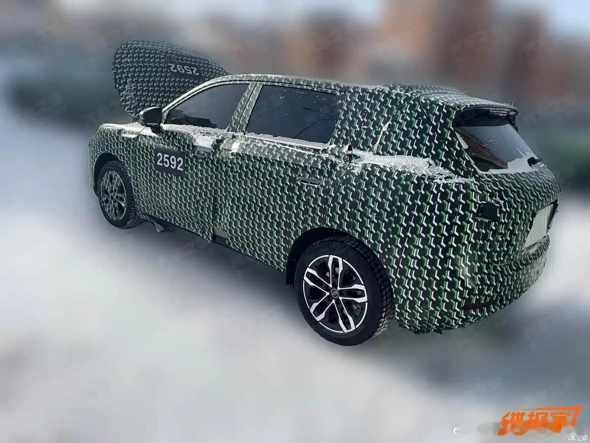 一汽与零跑合作首款车型谍照曝光根据此前协议，零跑提供全域自研电动化与智能化技术，