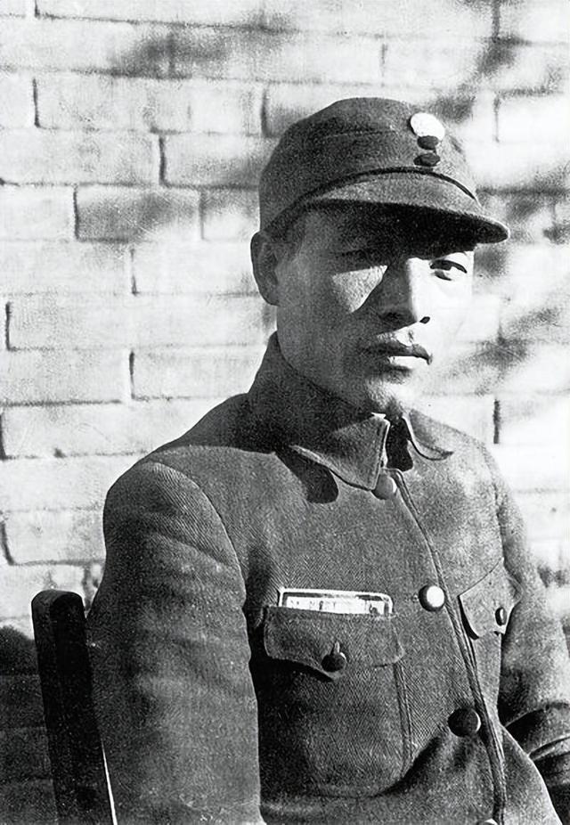 1955年，唐亮将军凭借着赫赫战功，被授予了上将军衔。同年10月，唐亮前往南京军