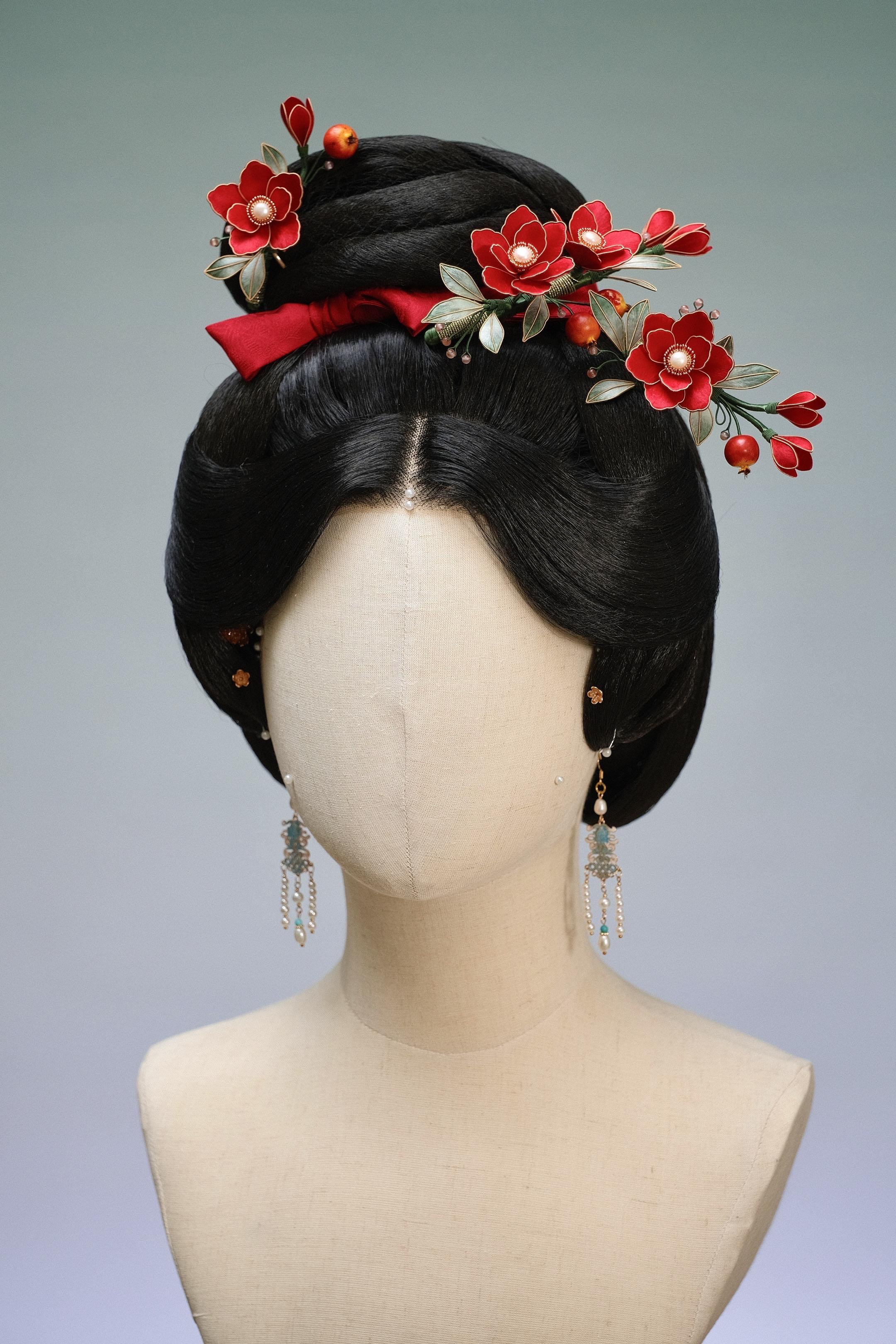 把压弯的南枝，映山的榴火……和整个盛唐的黄昏， 都别在髻间。