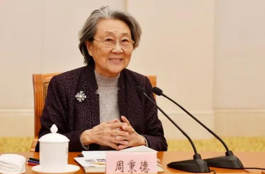 1955年周恩来请初恋女友吃饭，邓颖超得知后责怪：怎么不合张影？
“老周，你见着