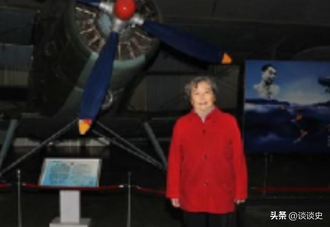 1982年，刘晓连驾驶着安－26运输机，从张家口机场起飞，爬到700米高空时，眼