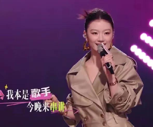 今晚《歌手》舞台单依纯不来唱歌了，来串讲当主持人了，何炅问她紧张吗？单依纯：“本