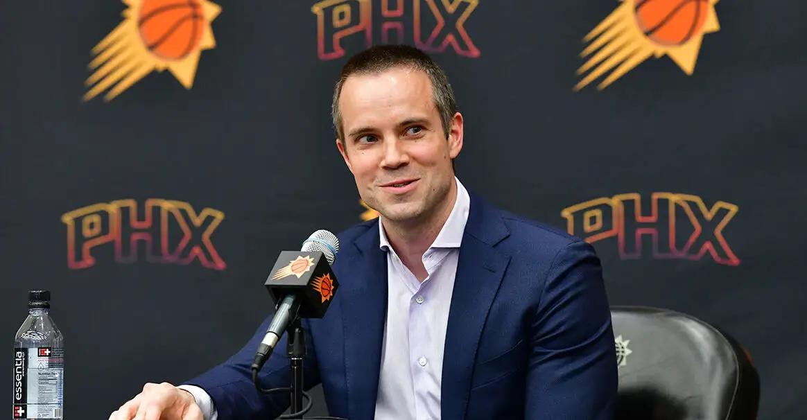 奥特带领太阳走出黑暗

太阳绝杀雷霆，布克最后0.7秒面对卡罗索和多尔特双人包夹