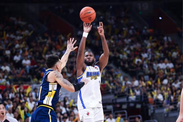 昨晚CBA赛场上演了一场惊心动魄的对决！广东队在主场一度领先20分的大好局面下，