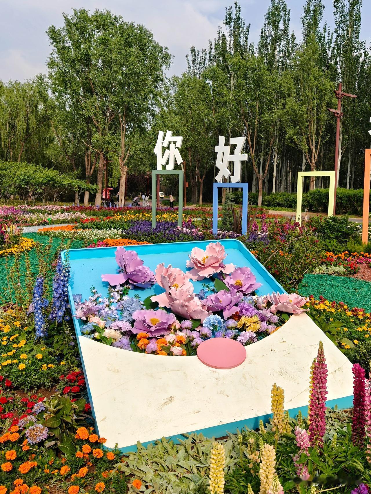 暮春草木盛，花海漫林间。南海子莫奈花园，调色盘散落人间，每一帖都温柔到极致。