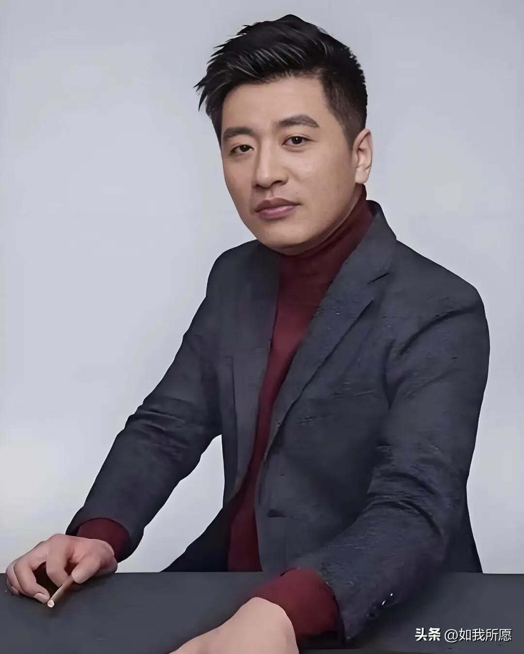 他的公司注册资金1000万，
每年捐款500万，
可他说自己“就是个卖课的”。